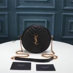 VINYLE ROUND CAMERA BAG IN CHEVRON-QUILTED GRAIN DE POUDRE EMBOSSED LEATHER — Saint Laurent handbag detail view 2