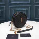 VINYLE ROUND CAMERA BAG IN CHEVRON-QUILTED GRAIN DE POUDRE EMBOSSED LEATHER — Saint Laurent handbag detail view 3
