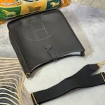 Hermes Evelyne 29 — Hermès handbag detail view 4