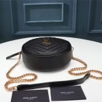 VINYLE ROUND CAMERA BAG IN CHEVRON-QUILTED GRAIN DE POUDRE EMBOSSED LEATHER — Saint Laurent handbag detail view 4