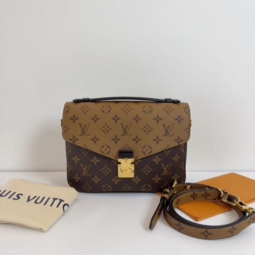 Louis Vuitton Pochette Métis photo review