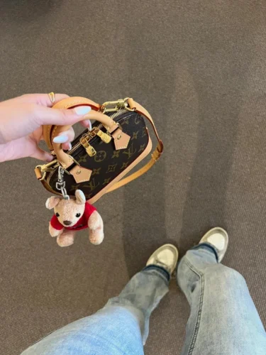 Louis Vuitton ALMA BB photo review